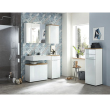 Moderná kúpeľňa s umývadlom, zrkadlovou skriňou a vysokou skriňou v bielej farbe a vzhľade dreva pred vzorovanou stenou