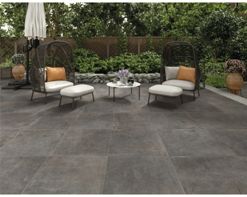 Terasa s dlažbou, posedením a slnečníkom v záhrade.