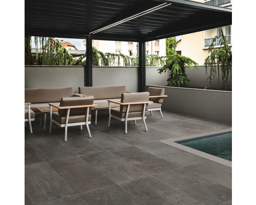 Terasa s nábytkom a bazénom pod pergolou so sivými dlaždicami