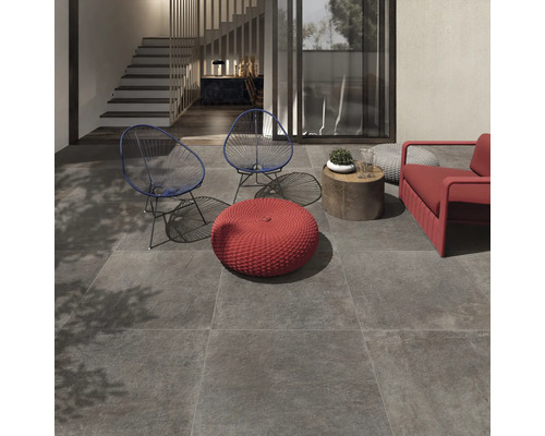 Terasa s nábytkom a podlahovými dlaždicami