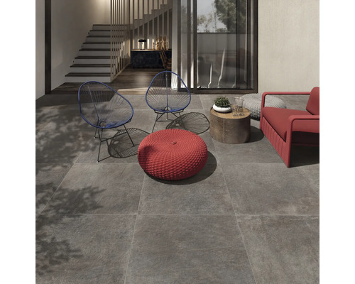 Terasa s podlahovými dlaždicami, posedením a schodiskom