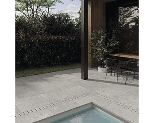 Terasa s kamennými dlaždicami a bazénom v záhrade