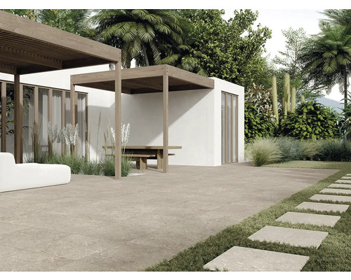 Vonkajší priestor s terasovými dlaždicami, pergolou a záhradnou úpravou