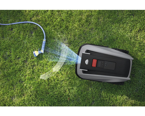 Robotická kosačka na trávniku s pripojením hadice