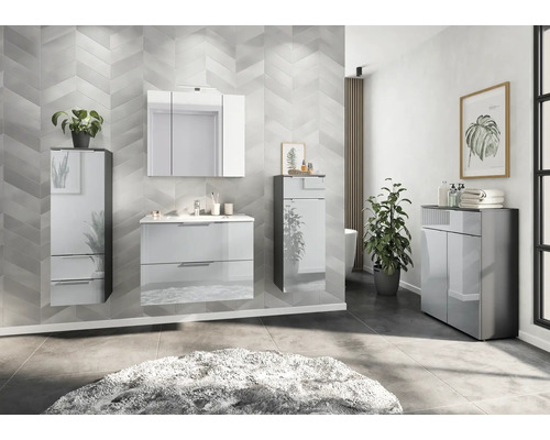 Moderná kúpeľňa s umývadlom, zrkadlovou skrinkou a vysokými skrinkami.