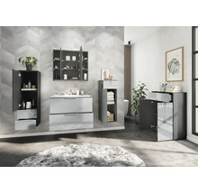 Kúpeľňa s umývadlom, zrkadlovou skrinkou, vysokou skrinkou a kobercom