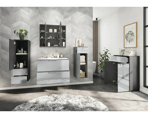 Kúpeľňa s umývadlom, zrkadlovou skrinkou, vysokou skrinkou a kobercom