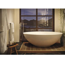 Voľne stojaca vaňa na drevenom rošte v kúpeľni s oknom a žalúziami