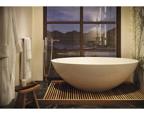 Voľne stojaca vaňa na drevenom rošte v kúpeľni s oknom a žalúziami