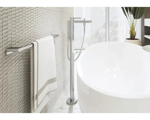 Svetlá kúpeľňa s vaňou, držiakom na uteráky a štruktúrovanými obkladačkami