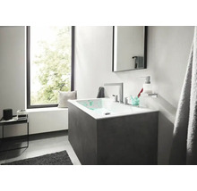 Kúpeľňa s umývadlom, zrkadlom a oknom