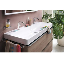 Moderná kúpeľňa s dvojitým umývadlom, batériami a uterákmi