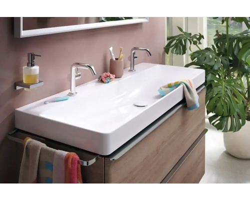 Moderná kúpeľňa s dvojitým umývadlom, batériami a uterákmi