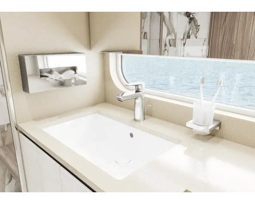 Moderná kúpeľňa s umývadlom, vodovodnou batériou a dávkovačom mydla