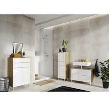 Kúpeľňa so sprchou, umývadlom a kúpeľňovým nábytkom vo svetlom dizajne