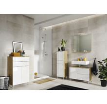 Kúpeľňa so sprchou, umývadlom, zrkadlovou skrinkou, vysokou skrinkou a umývadlovou skrinkou vo svetlom prevedení