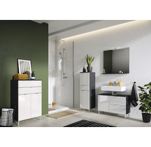 Kúpeľňa so sprchovacím kútom, skrinkou pod umývadlo a vysokou skriňou v modernom dizajne