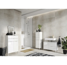 Svetlá kúpeľňa so sprchou, umývadlom, zrkadlovou skrinkou a rastlinami