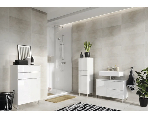 Svetlá kúpeľňa so sprchou, umývadlom, zrkadlovou skrinkou a rastlinami