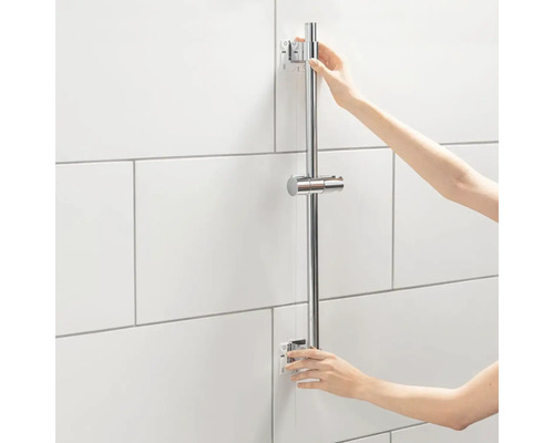 Kovová sprchová tyč s rukou namontovaná na stenu