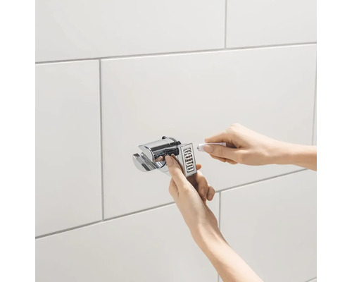 Montáž sprchového držiaka pomocou montážneho lepidla na obloženú stenu