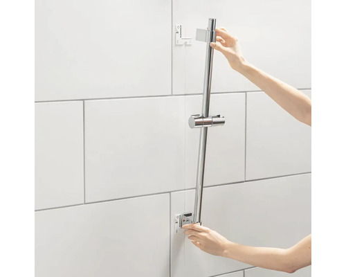 Montáž sprchovej tyče v kúpeľni s bielymi obkladmi