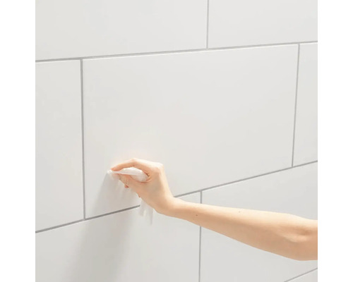 Čistenie dlaždíc vlhkou handričkou