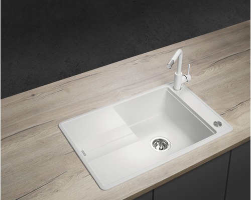 Kompozitný drez s odkvapkávacou plochou a vodovodnou batériou na pracovnej doske