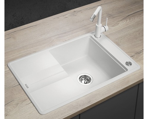 Kamenný drez s odkvapkávacou plochou a armatúrou na pracovnej doske