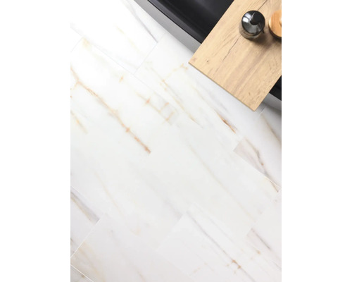 Svetlá kúpeľňová podlaha s mramorovým vzhľadom