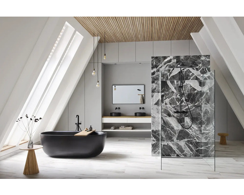 Svetlá kúpeľňa s vaňou, sprchou, umývadlom a zrkadlom v podkroví