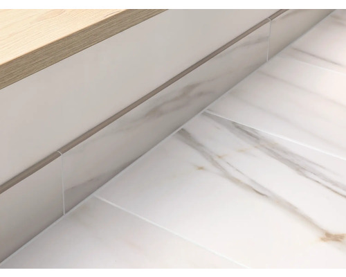 Detailný pohľad na svetlú kúpeľňu s mramorovými obkladmi a umývadlovou skrinkou