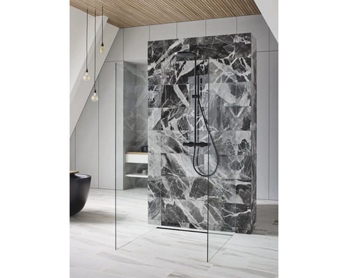 Kúpeľňa s bezbariérovým sprchovacím kútom, obloženým mramorovými dlaždicami a sprchovacou armatúrou