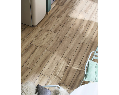 Pohľad na podlahu s dlaždicami s dreveným vzhľadom vo svetlej miestnosti.