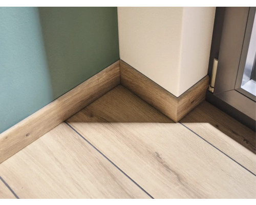 Podlahová krytina a soklové lišty v miestnosti