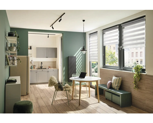 Obývacia kuchyňa s jedálenským stolom, stoličkami, lavicou a oknom so sťahovacou roletou