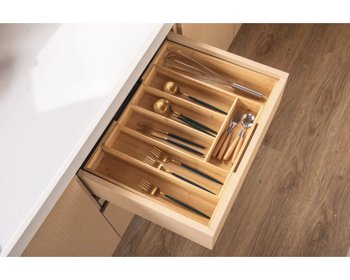 Otvorená zásuvka s bambusovou vložkou na príbory a kuchynské náčinie