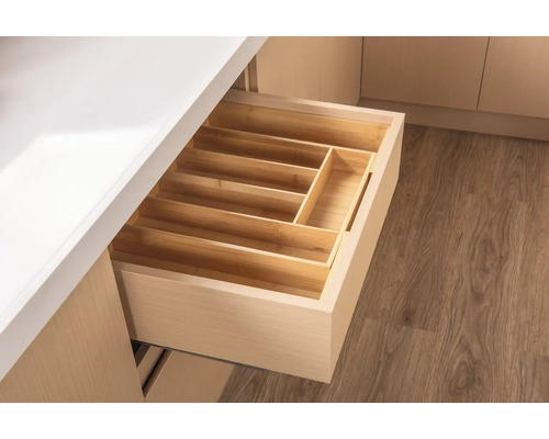 Otvorená zásuvka s drevenou vložkou na príbory