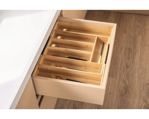 Otvorená zásuvka s drevenou vložkou na príbory