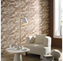 Obývacia izba so vzorovanou tapetou, kreslom, stojacou lampou a odkladacím stolíkom
