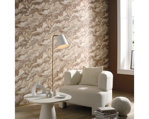 Obývacia izba so vzorovanou tapetou, kreslom, stojacou lampou a odkladacím stolíkom