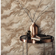 Dekoratívna tapeta s mramorovým vzorom a stolové aranžmán s vázou