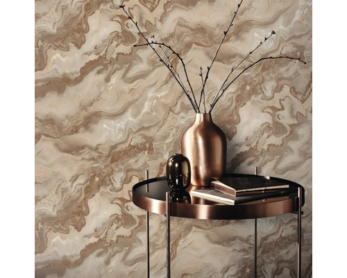 Dekoratívna tapeta s mramorovým vzorom a stolové aranžmán s vázou