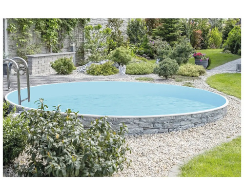 Kruhový bazén s kamenným obkladom a rebríkom v záhrade.