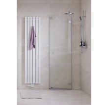 Kúpeľňa so sprchovacím kútom, vykurovacím rebríkom a uterákom