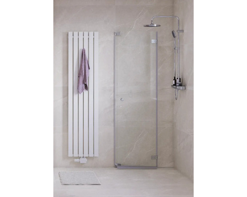 Kúpeľňa so sprchovacím kútom, vykurovacím rebríkom a uterákom