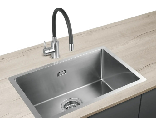 Nerezový drez s vodovodnou batériou na pracovnej doske