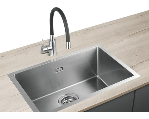 Nerezový drez s vodovodnou batériou na pracovnej doske