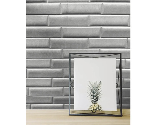 Obkladové dlaždice v štýle metra ako pozadie pre fotorámik s potlačou ananásu.