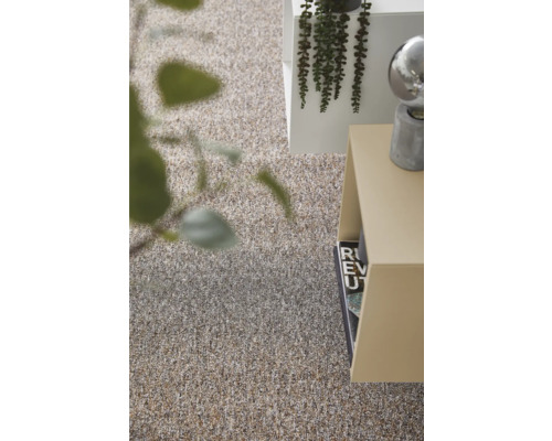 Detailný záber koberca vedľa regálu a dekorácie.